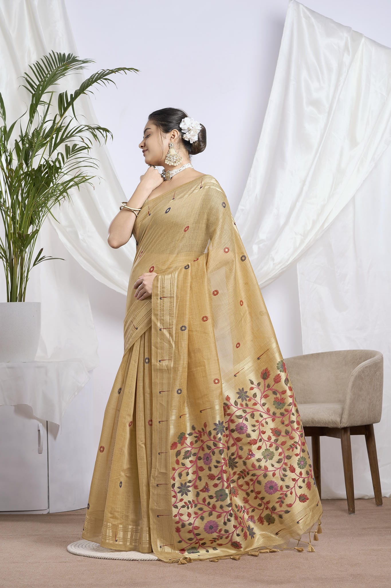 Dhakai Jamdani Saree in Antique Gold with Meenakari Pallu