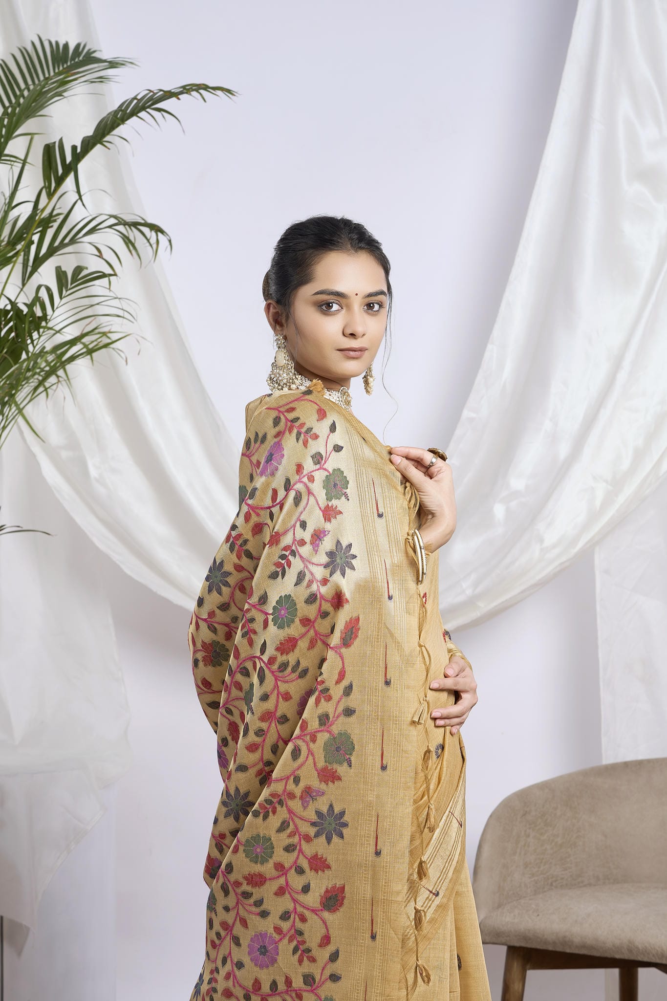 Dhakai Jamdani Saree in Antique Gold with Meenakari Pallu