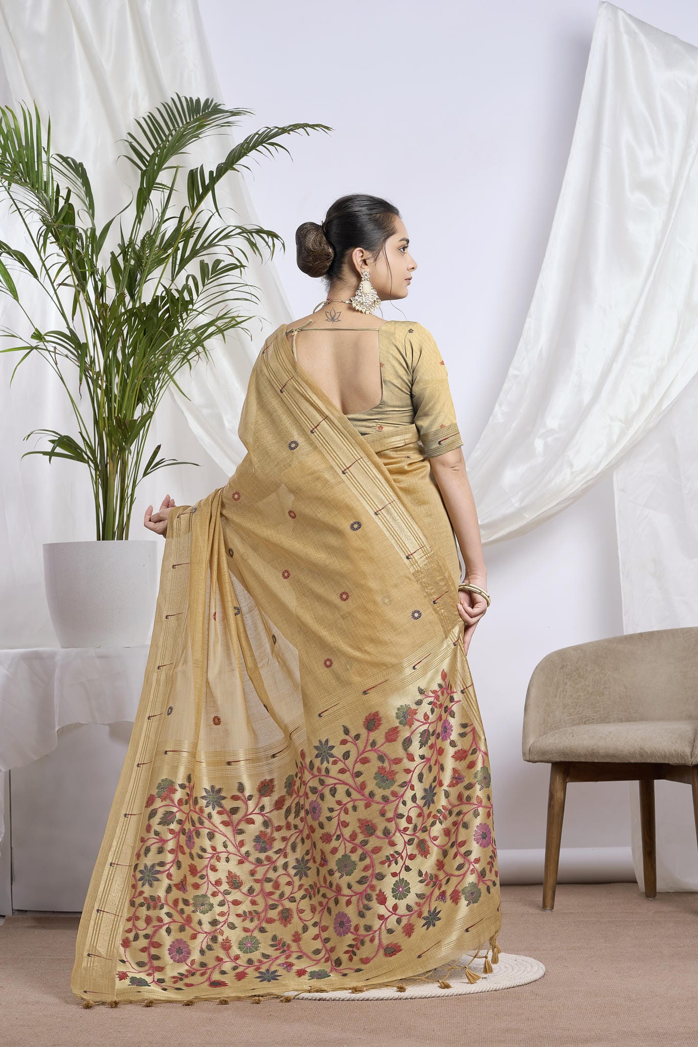 Dhakai Jamdani Saree in Antique Gold with Meenakari Pallu