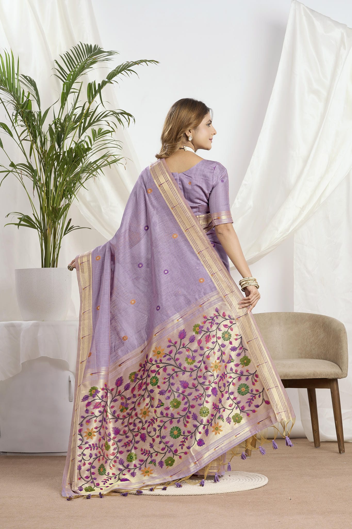 Dhakai Jamdani Saree in Dusty Lavender with Floral Pallu
