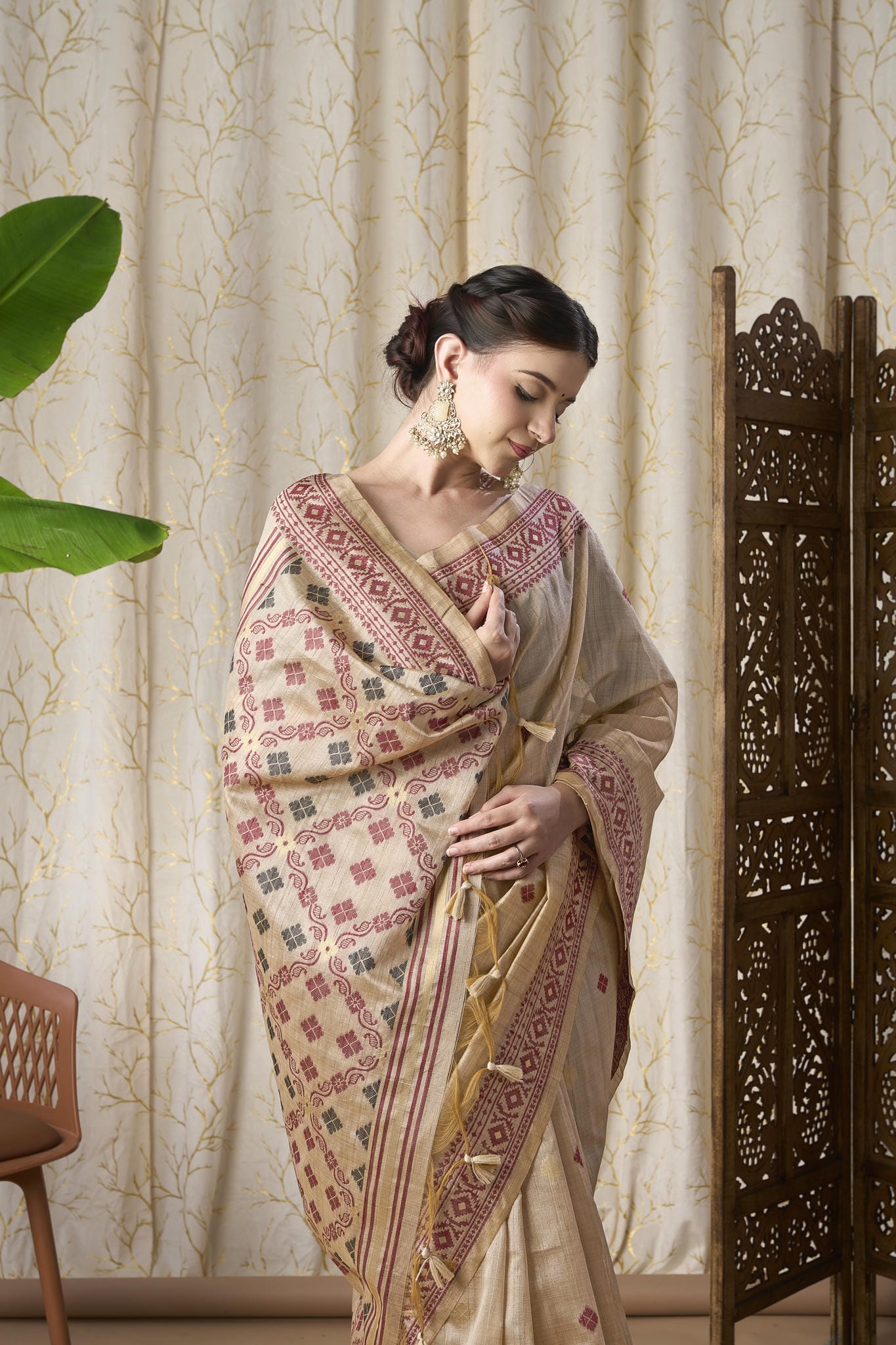 Beige Linen-Cotton Jamdani Saree with Woven Geometric Patterns