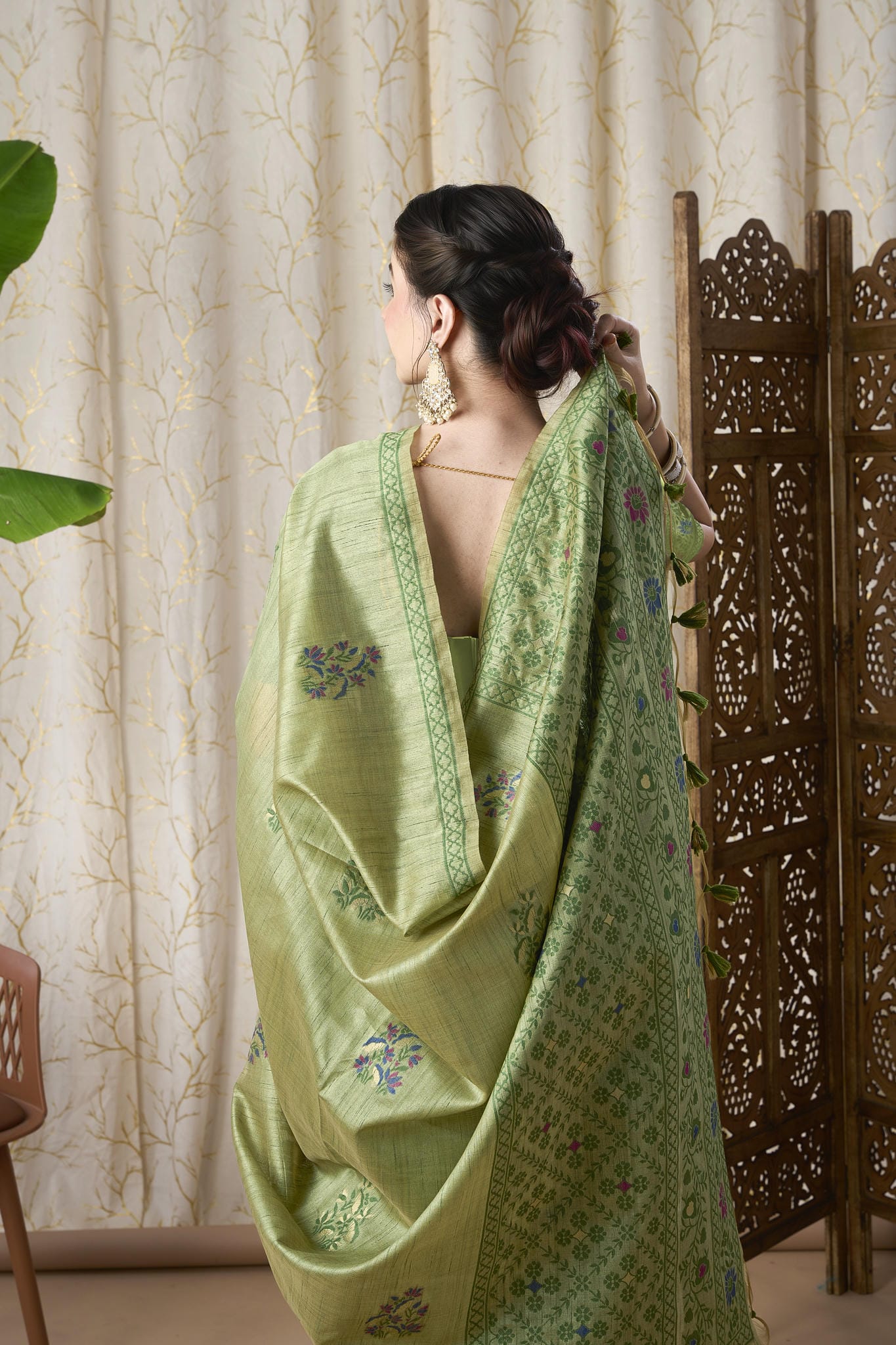 Pastel Green Linen-Cotton Jamdani Saree with Ethnic Motifs