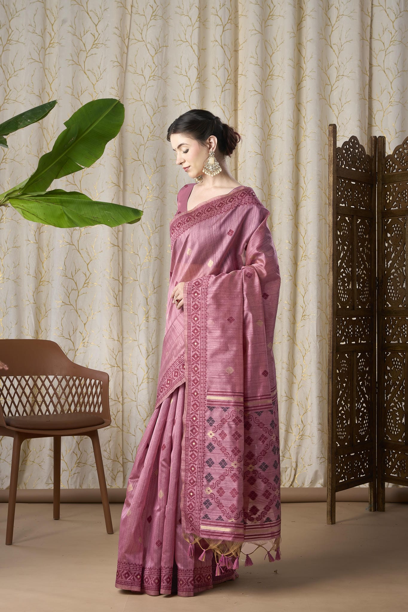 Dusty Rose Linen-Cotton Jamdani Saree with Woven Geometric Motifs