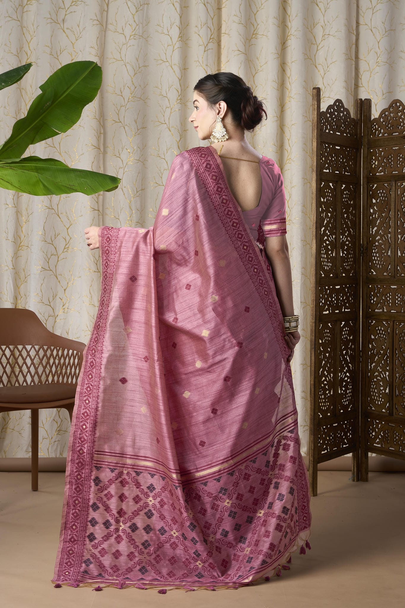 Dusty Rose Linen-Cotton Jamdani Saree with Woven Geometric Motifs